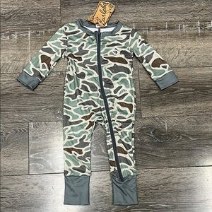 BURLEBO Green and Brown Camo Baby double zipper Onsie size 3-6m NWT